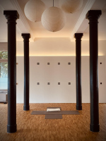 Wandverkleidung mit Beleuchtung in einem Yogastudio